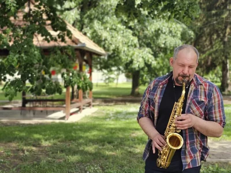Profesor svira saksofon na otvorenom tijekom Dana otvorenih vrata Glazbene škole Josipa Runjanina