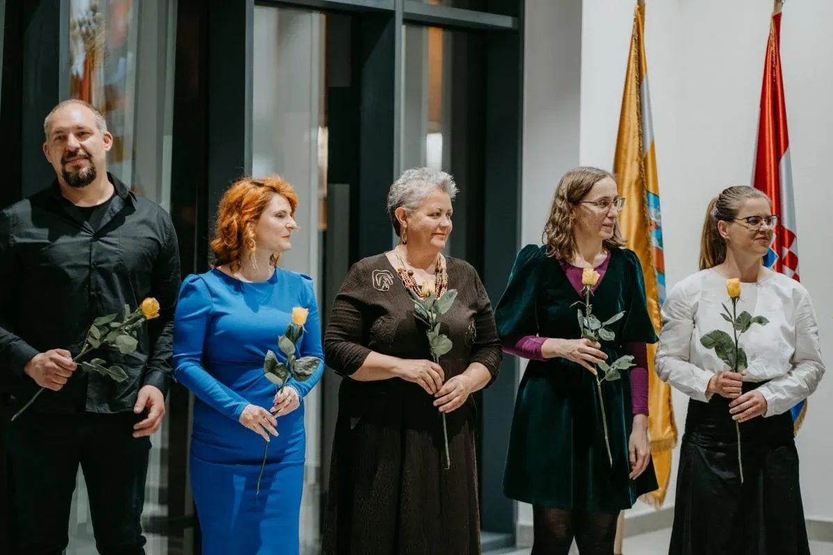 Profesori Glazbene škole s ružama nakon koncerta